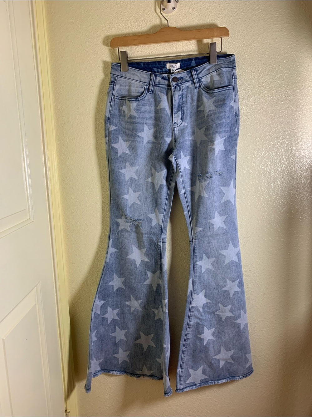 NWT Easel Light Blue Star-Pattern Flare Jeans, Size L